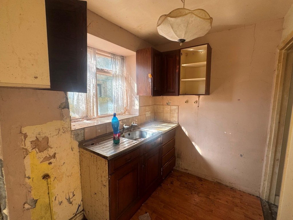 Lot: 43 - ONE-BEDROOM GARDEN FLAT FOR TOTAL REFURBISHMENT - Kitchen alternative view